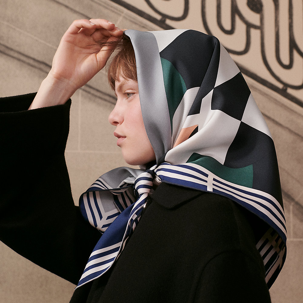 カレ 90 《18-3-7》 - ブルー | Hermès - エルメス-公式サイト